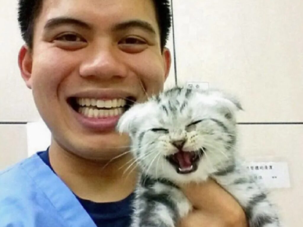 gatto e uomo sorridono assieme 