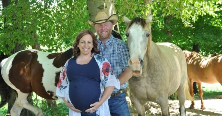 Il cavallo ruba la scena rendendo unico il servizio fotografico di maternità
