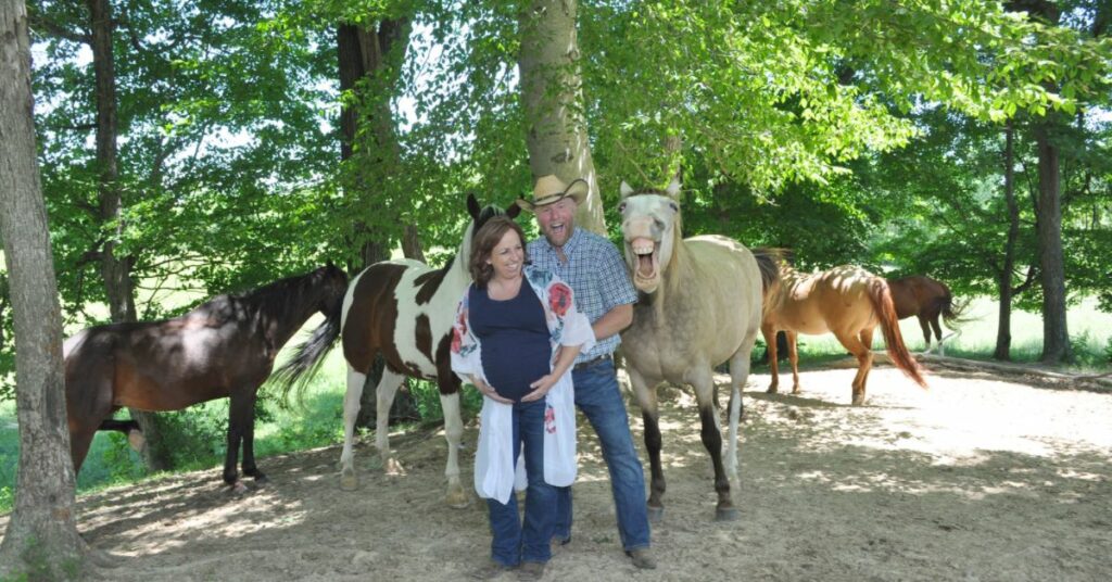 Il cavallo ruba la scena rendendo unico il servizio fotografico di maternità