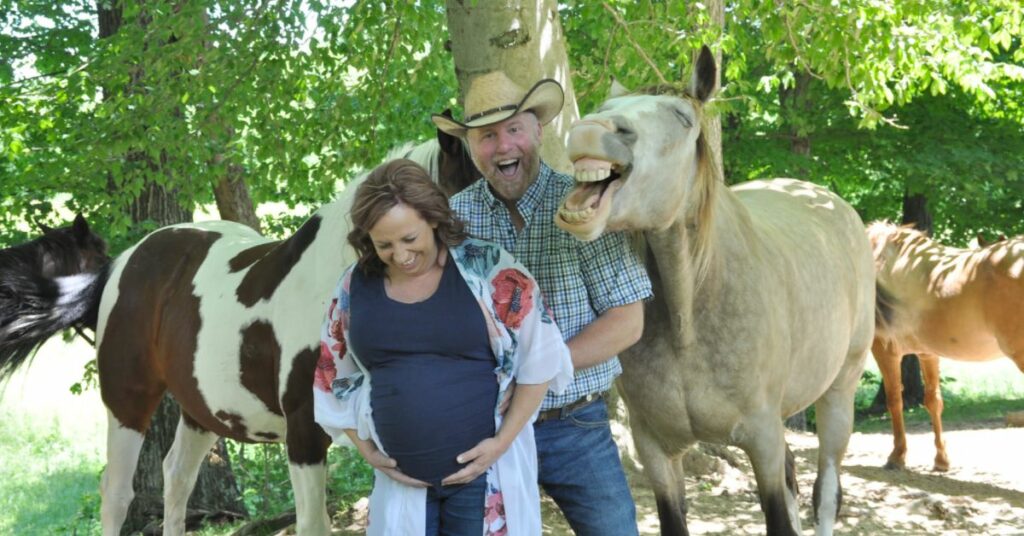 Il cavallo ruba la scena rendendo unico il servizio fotografico di maternità