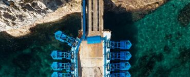 Studentessa inventa un modo per generare elettricità dalle onde del mare
