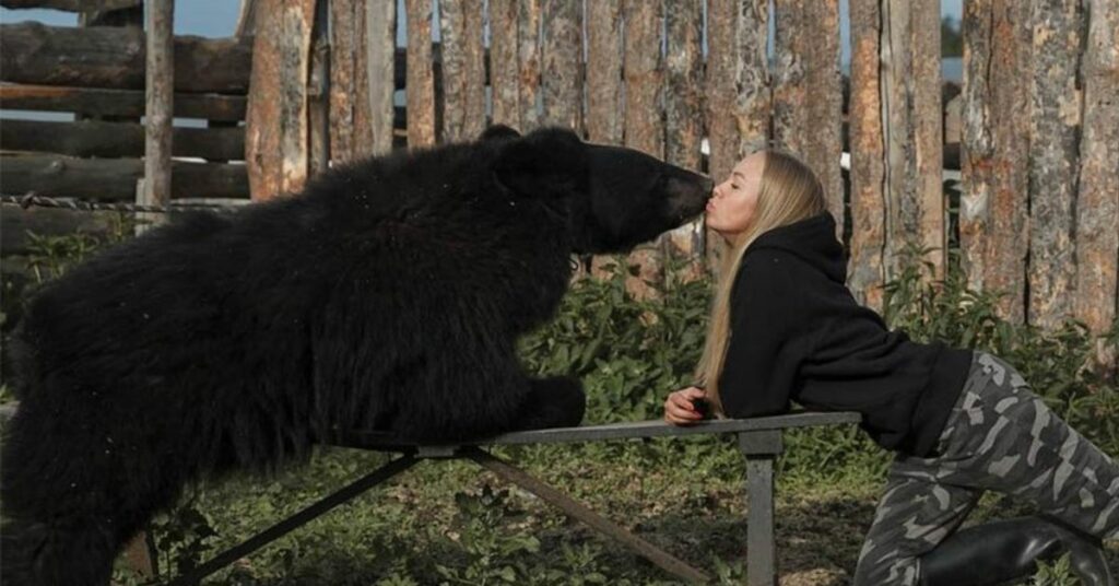 Una donna russa ha salvato un orso da uno zoo e ora è il suo migliore amico