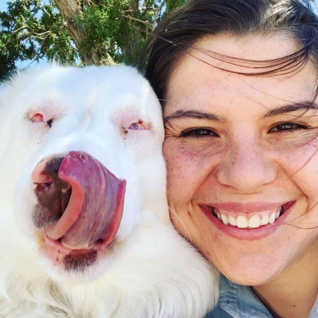 Cagnolino sordo e cieco riconosce subito suo nonno