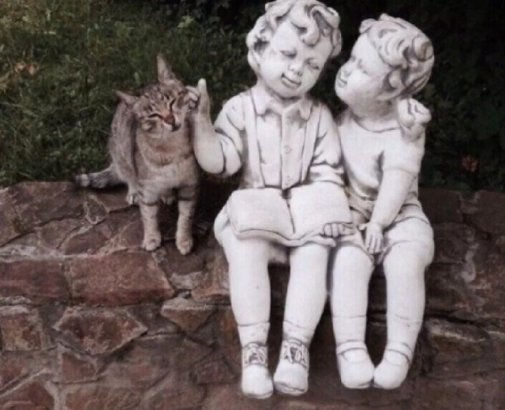 gatto insieme statue bambini 