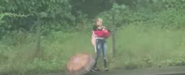 Ragazzina dolce e coraggiosa sfida la pioggia battente per salvare un cucciolo abbandonato