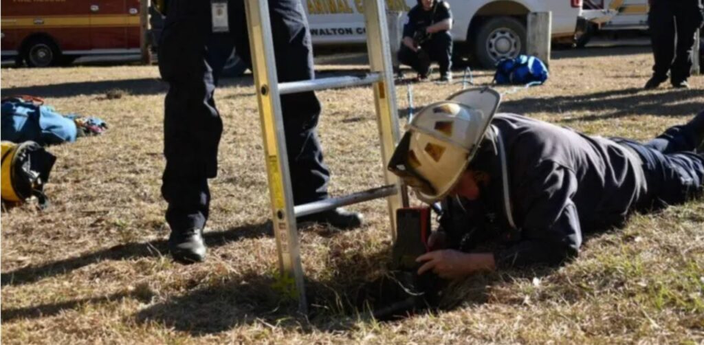 Il pompiere si arrampica in una buca di 4 metri per salvare un cucciolo in pericolo