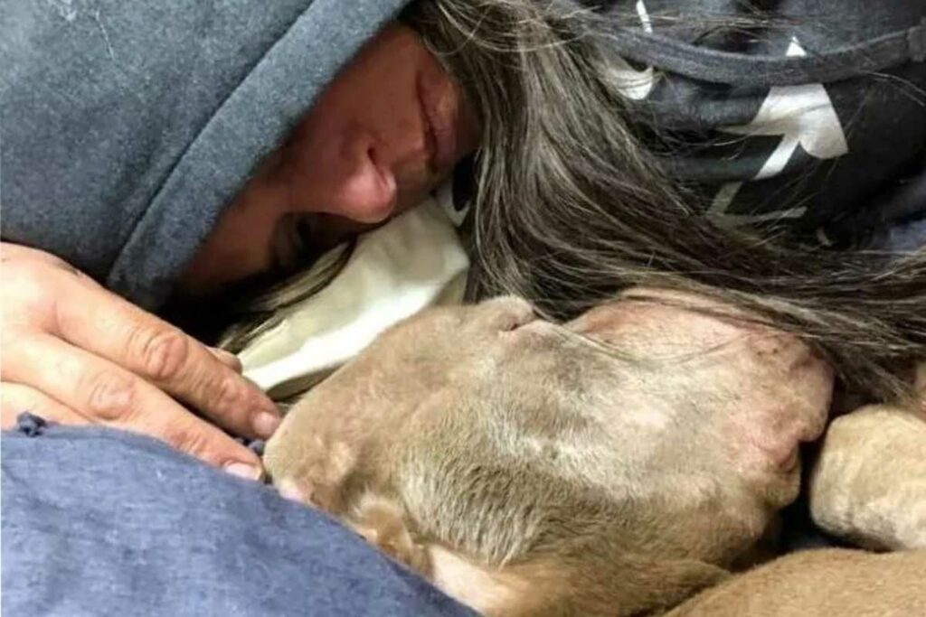 Una volontaria dorme tutte le sere nel rifugio per evitare che un cane muoia solo