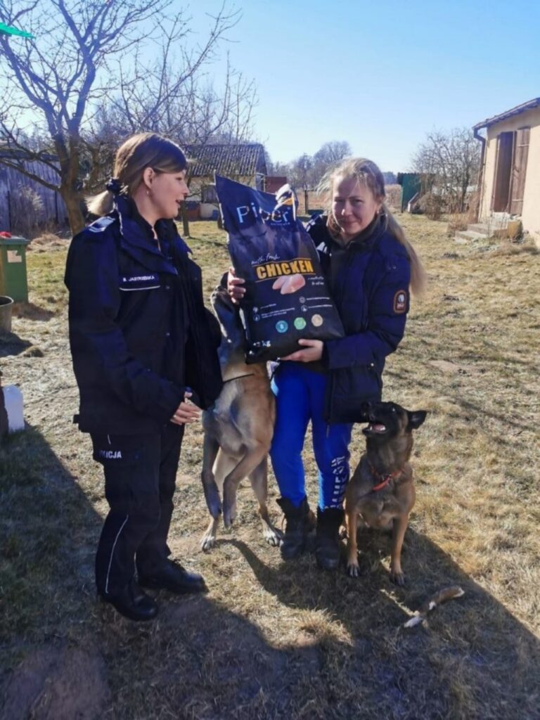 cani poliziotto ricevono aiuti dalla polizia polacca