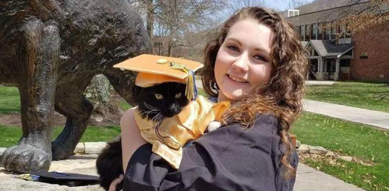 Il gattino "Salem" si laurea insieme alla sua padrona, alla quale ha fatto per tanto tempo da motivatore