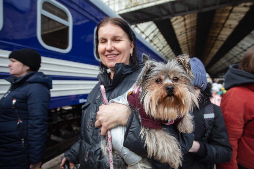 ucraini alla stazione in fuga coi propri animali