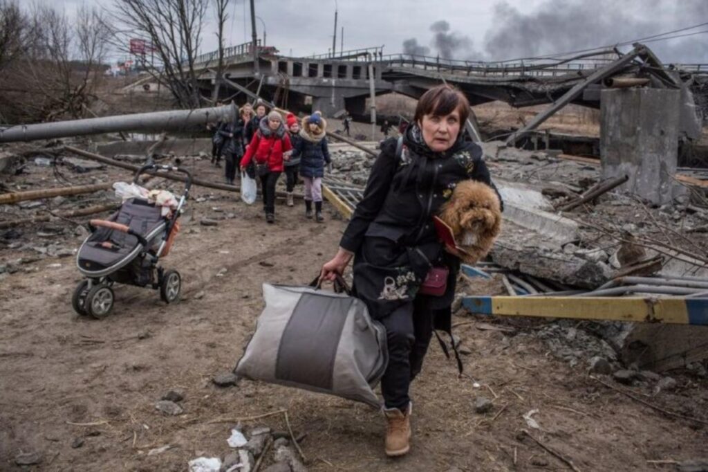 cane viene portato via dalla sua proprietaria dalla guerra in Ucraina