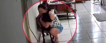 Il cane è terrorizzato dalle scosse e la donna lo abbraccia e consola, invece di pensare a trovare un posto sicuro
