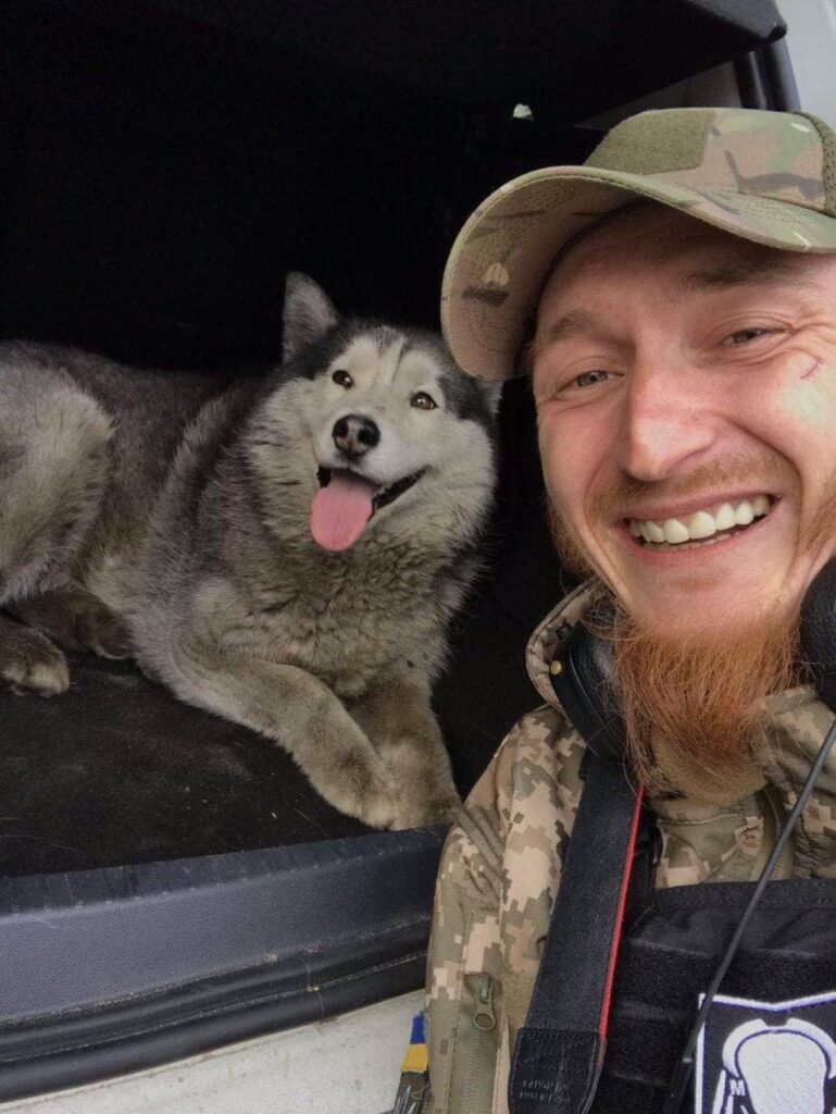 militare adotta il cane che ha trovato