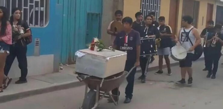 I cittadini hanno fatto una vera e propria cerimonia funebre per salutare il loro adorato cane di paese