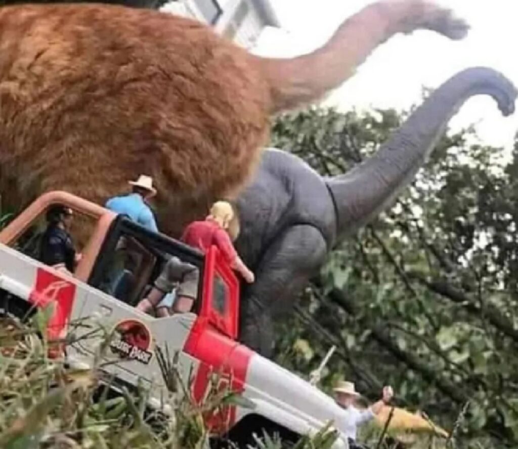 gatto come dinosauro finto