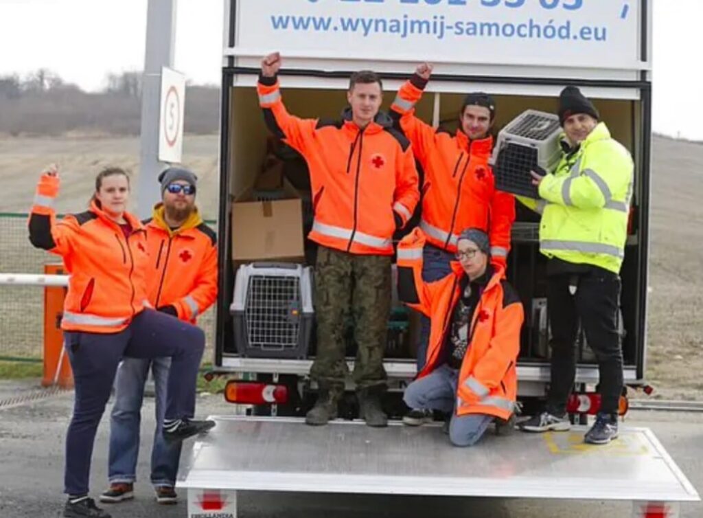 i volontari vivono in un furgone per il recupero degli animali