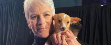 Jamie Lee Curtis con un cucciolo agli Oscar