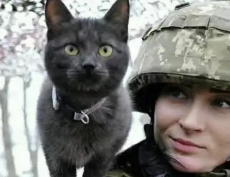 soldatessa ucraina con gatto