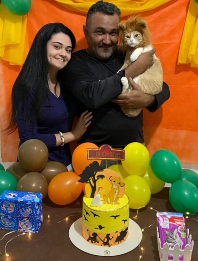 gattino festeggia il compleanno vestito da Simba