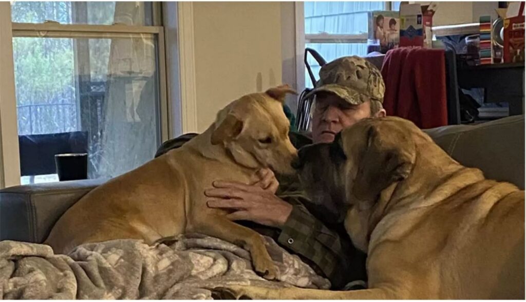 signore schiaccia pisolino con un cane