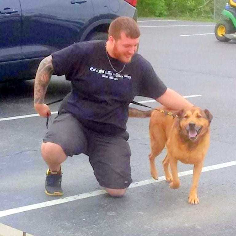 cane triste dopo 6 anni di rifiuto, viene adottato da un ragazzo