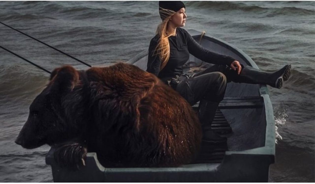 Ragazza e orso sul lago