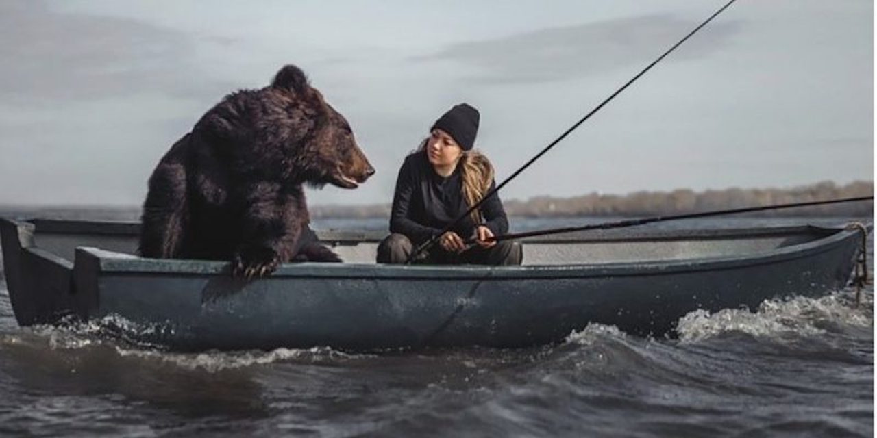 Ragazza e orso a pesca