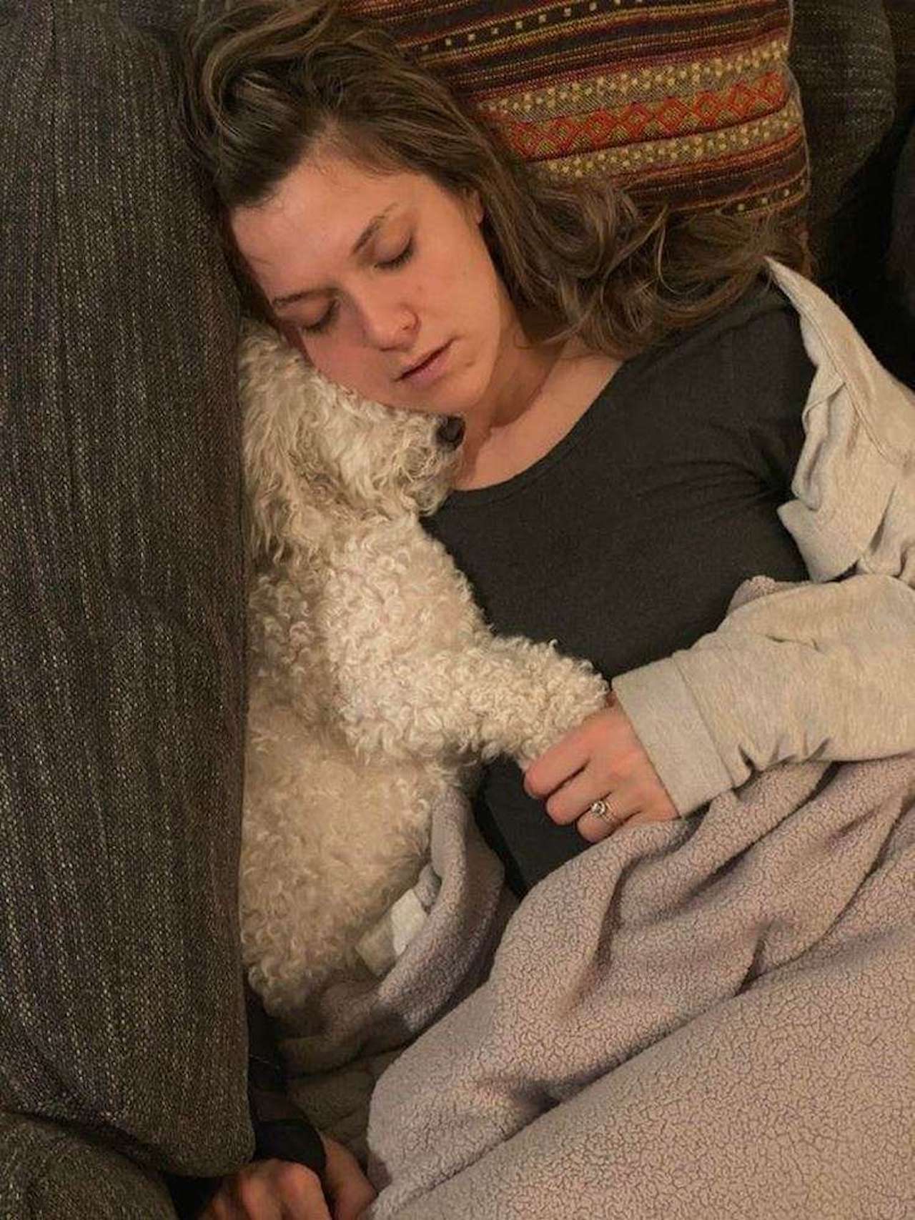 Cane e padrona sul divano