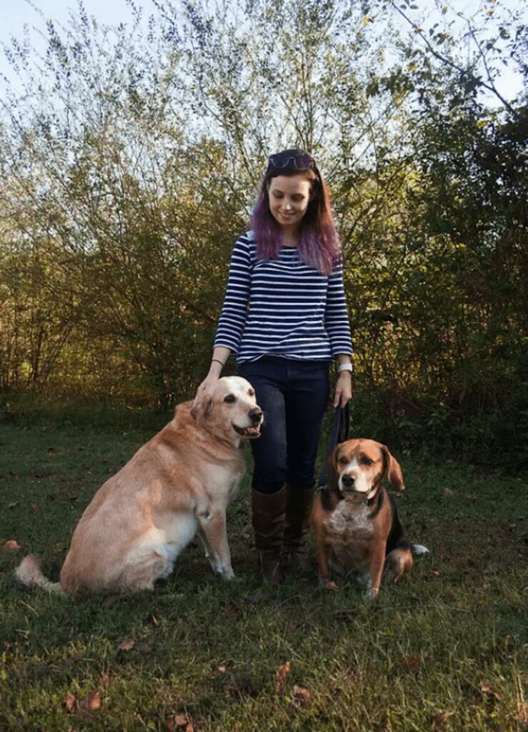 Donna con due cani