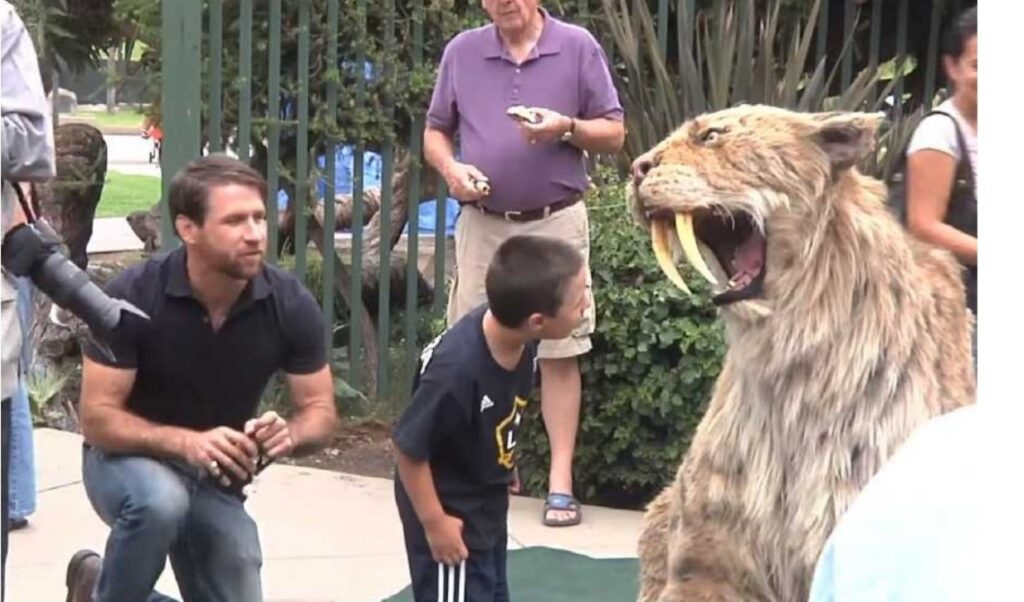 Tigre si avvicina in modo pericoloso ad un bambino