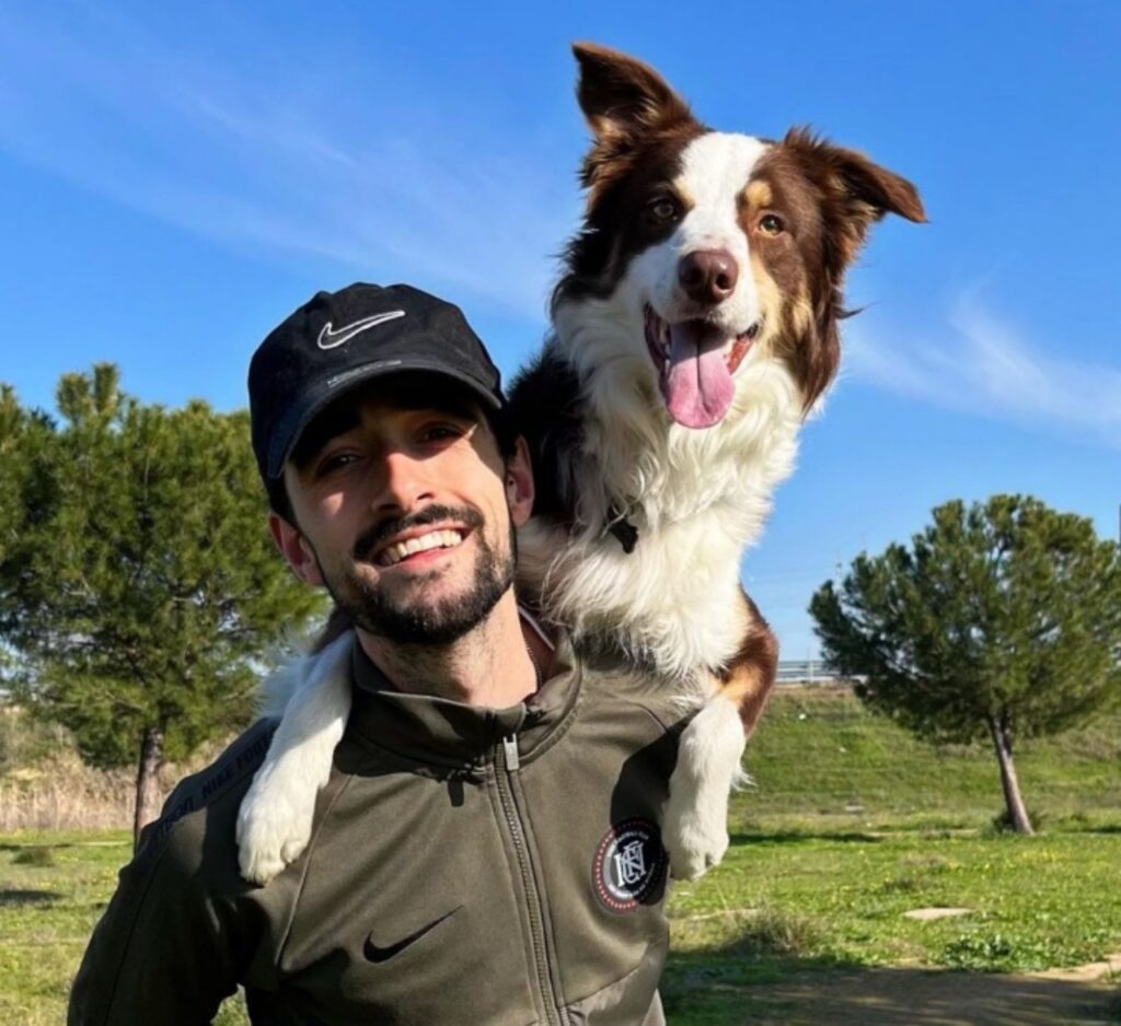 padrone porta in spalla il proprio cane