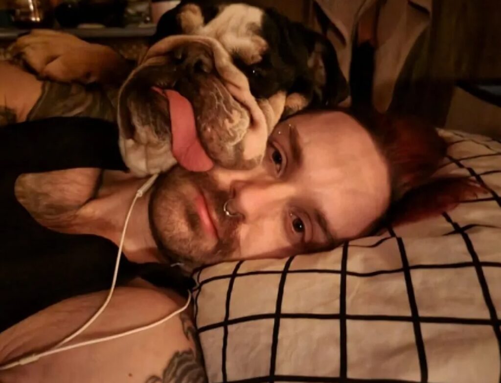 cane dorme su faccia uomo