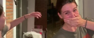 colibrì che vola su una ragazza
