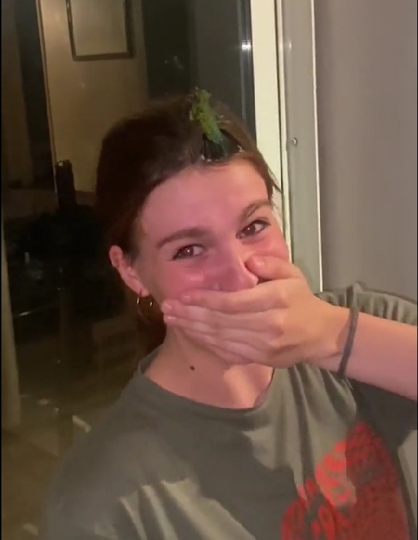 colibrì che vola su una ragazza