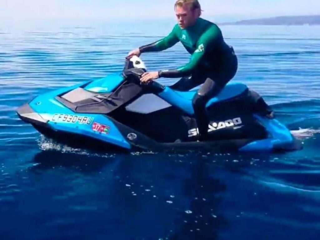 uomo su moto d'acqua