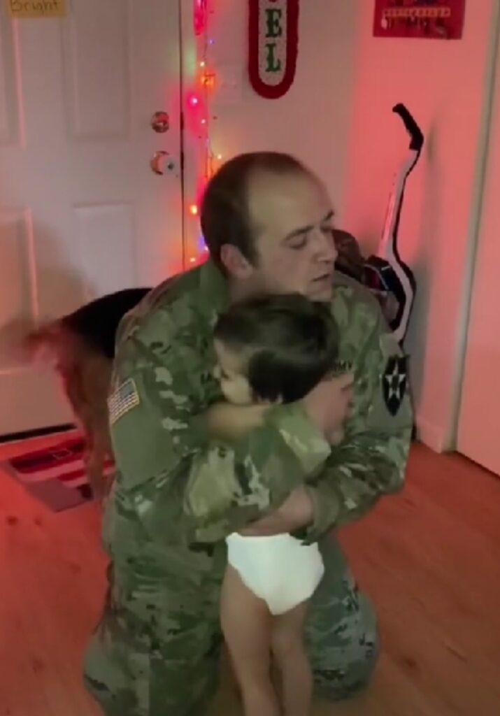 soldato saluta il figlio