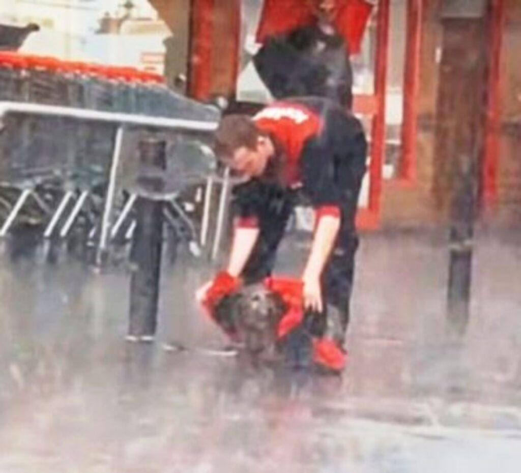 ragazzo copre un cane dalla pioggia