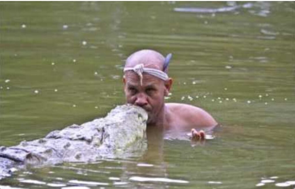 Uomo salva un coccodrillo