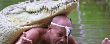 Uomo salva un coccodrillo