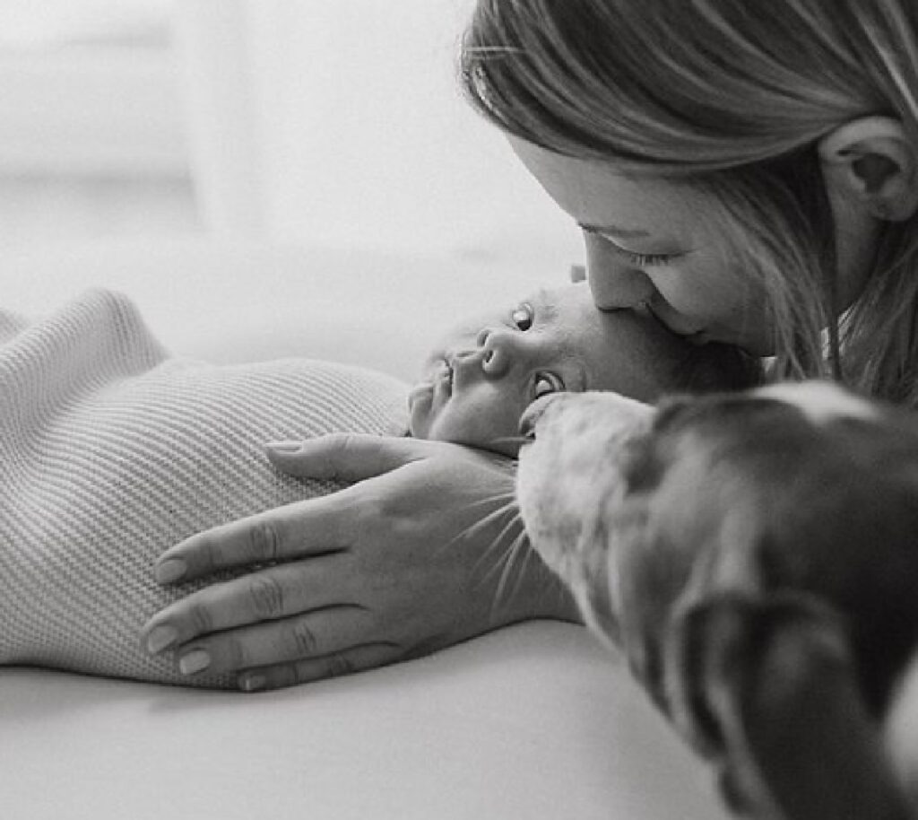 cane assiste bacio mamma