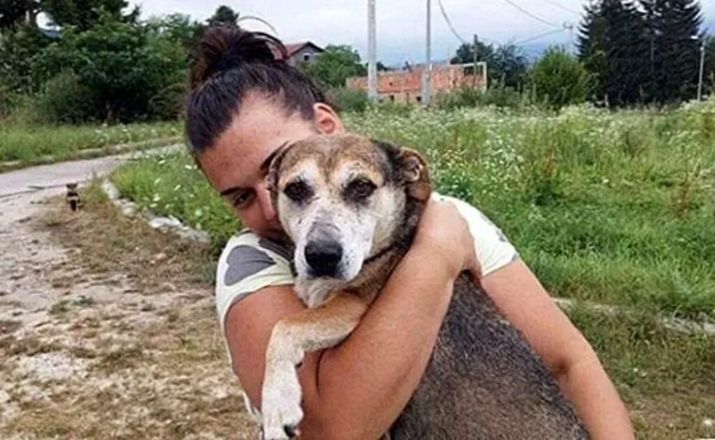 donna con cane appena salvato