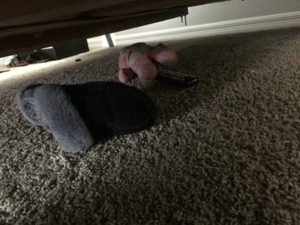 oggetti sotto il divano