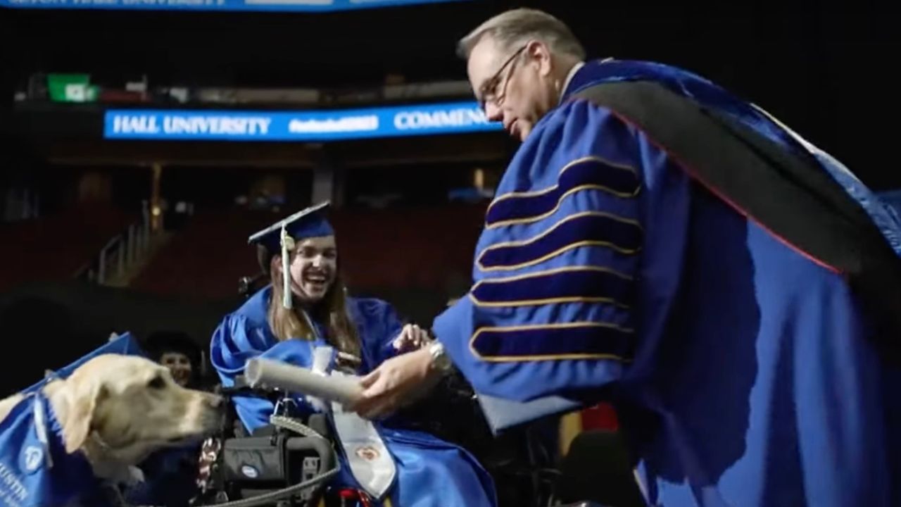 Cane e padrona ricevono diplomi di laurea