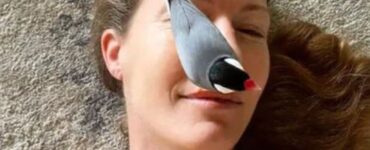 una donna con un passerotto