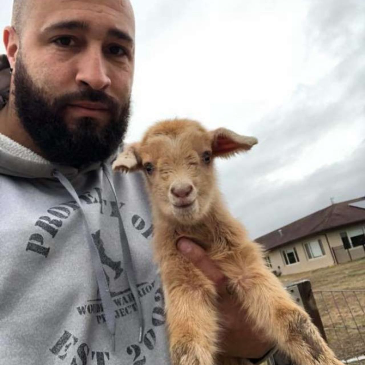 uomo con agnello