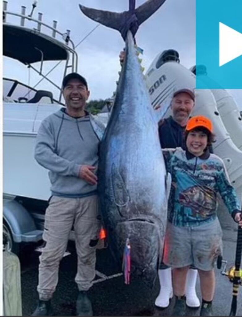 Ragazzo pesca un tonno enorme