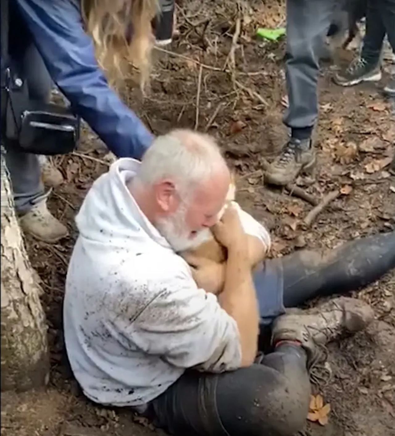 Proprietario scoppia a piangere di gioia quando ritrova il suo cane