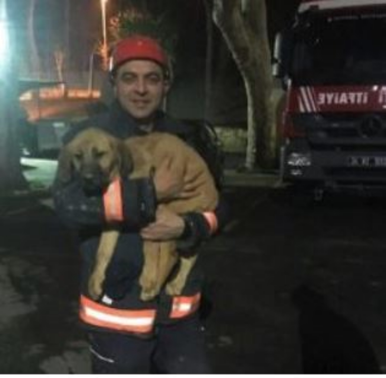 un uomo con un cucciolo in braccio