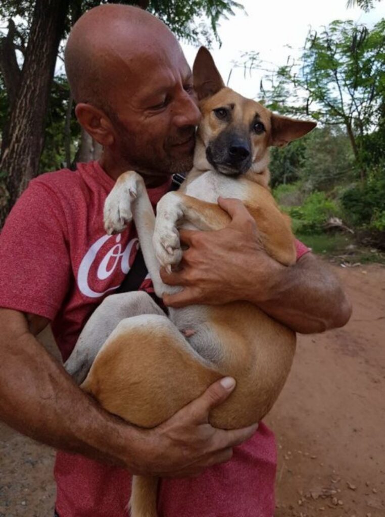 uomo salva cani da un mattatoio