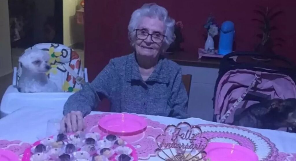 Nonna festeggia il compleanno con i suoi cani